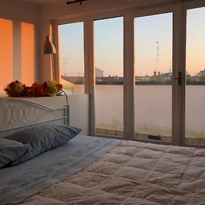  Appartamento Charming 1-bed In Italia
